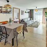 Apartament Pau Casals, 2 Min Walk From The Sea & Sea View